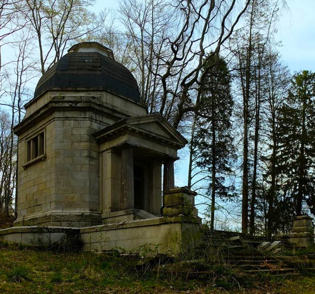 Este mausoleo abandonado en Polonia tiene un inquietante inquilino en su interior