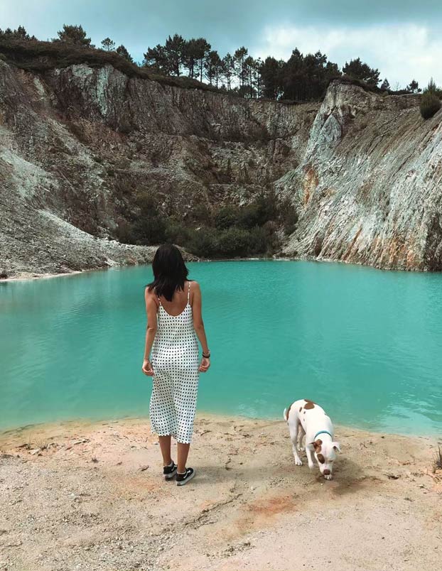 Instagramers están sufriendo problemas de salud por bañarse en las aguas turquesas del monte Neme, el Chernóbil gallego