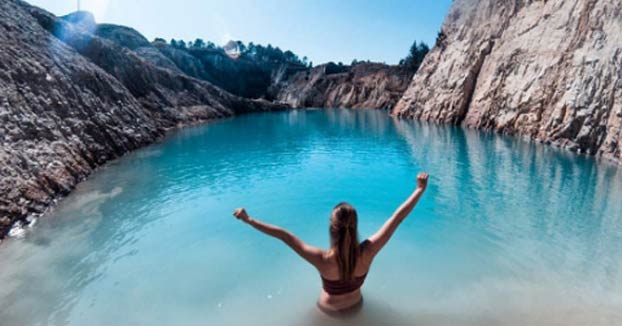 Instagramers están sufriendo problemas de salud por bañarse en las aguas turquesas del monte Neme, el Chernóbil gallego
