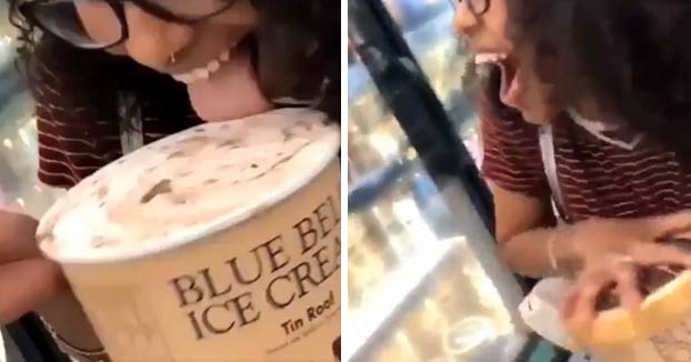Una mujer lame un helado y vuelve a colocarlo en la nevera del supermercado