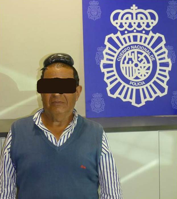 Cazado en el aeropuerto de Barcelona un mulero que ocultaba medio kilo de cocaína en su peluquín
