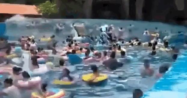 Tsunami en el parque acuático: Un fallo en la piscina de olas genera una enorme ola y deja 44 heridos