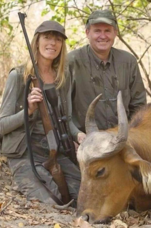 Dos empleados de una cadena de supermercados son despedidos tras cazar en África