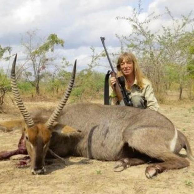 Dos empleados de una cadena de supermercados son despedidos tras cazar en África