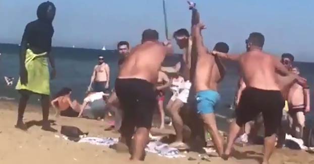 Pelea multitudinaria a palos en la playa de la Barceloneta