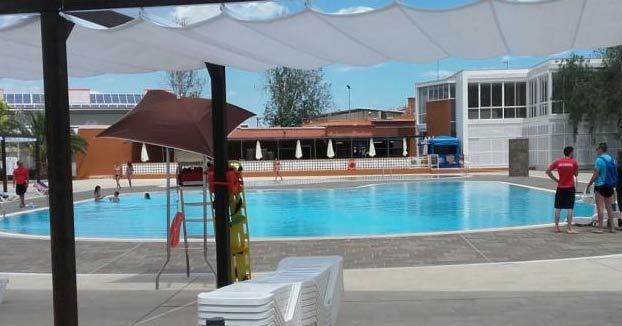 Una persona defeca en una piscina de Valencia y obliga a cerrarla durante un día