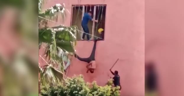 Atrapan a un ladrón en México y la policía le golpea como si fuera una piñata
