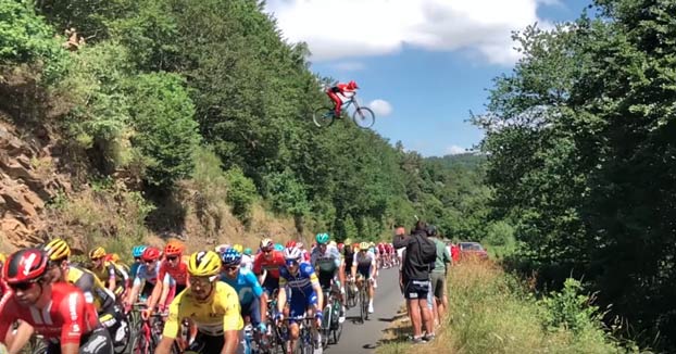 Un rider salta por encima del pelotón del Tour de Francia