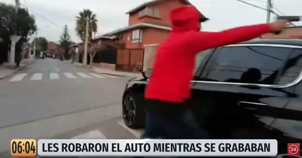 Le roban el coche a punta de pistola mientras le hacía un vídeo para las redes sociales