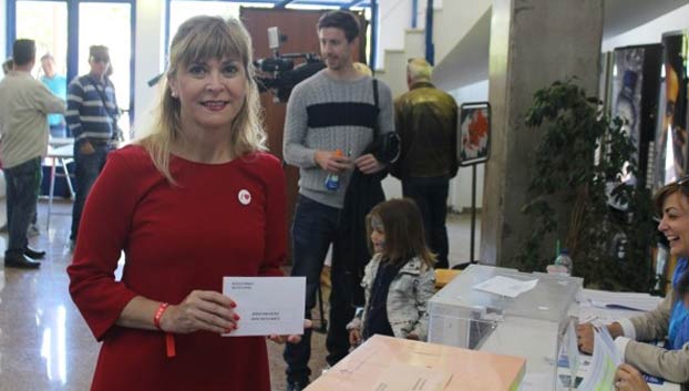 Una diputada del PSOE en el Congreso niega que el hombre llegara a la Luna: ''Es sospechoso que no hayamos vuelto''