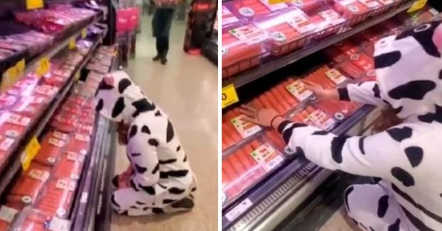 Una vegana se viste de vaca, se coloca frente a sección de carne y llora