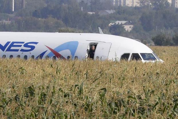 Milagroso aterrizaje de un avión en un campo de maíz cerca de Moscú. Vídeo grabado por uno de los pasajeros