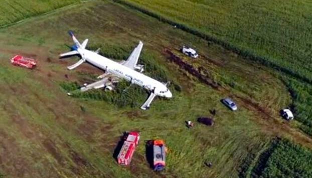 Milagroso aterrizaje de un avión en un campo de maíz cerca de Moscú