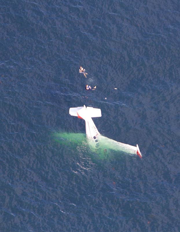 Se graban en mitad del océano después de estrellarse su avión