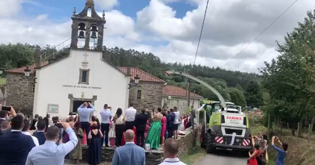 Agroboda en el municipio de O Pino: Novios e invitados bombardeados con cientos de kilos de confeti mezclados con maíz triturado