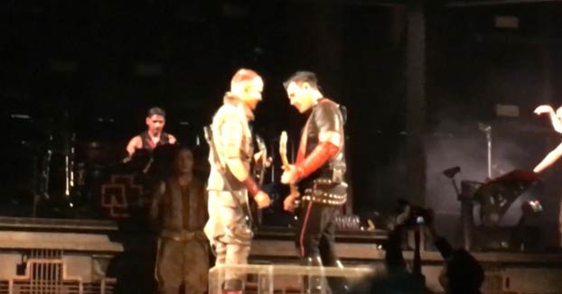 Dos miembros de Rammstein se besan durante un concierto en Rusia en protesta por la LGTBIfobia del país