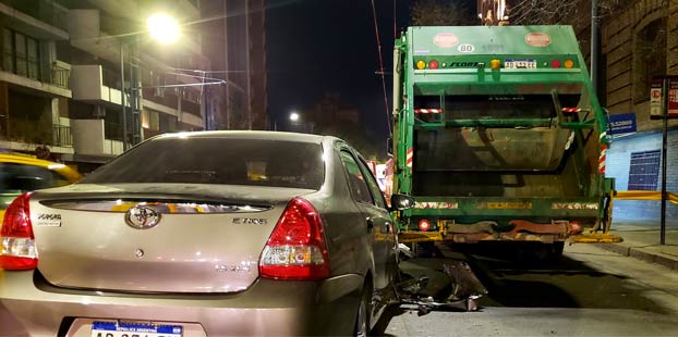 Le amputan una pierna a un basurero que fue embestido por un coche cuando iba en la parte trasera del camión