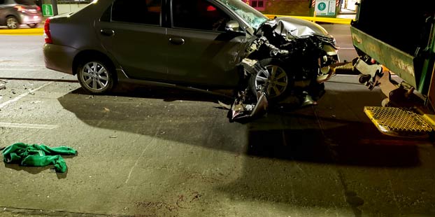 Le amputan una pierna a un basurero que fue embestido por un coche cuando iba en la parte trasera del camión