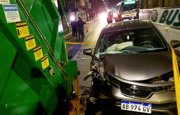 Le amputan una pierna a un basurero que fue embestido por un coche cuando iba en la parte trasera del camión