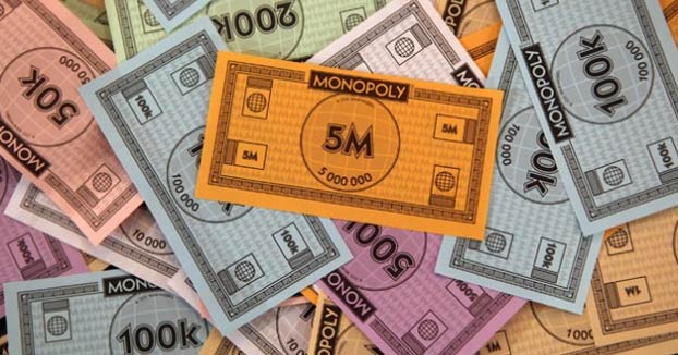 Dos turistas intentan pagar con dinero del Monopoly en un bar de Magaluf y acaban detenidos