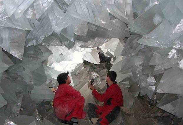 Abren al público 'La Geoda', una cueva de cristales gigantes a 60 metros de profundidad en Almería