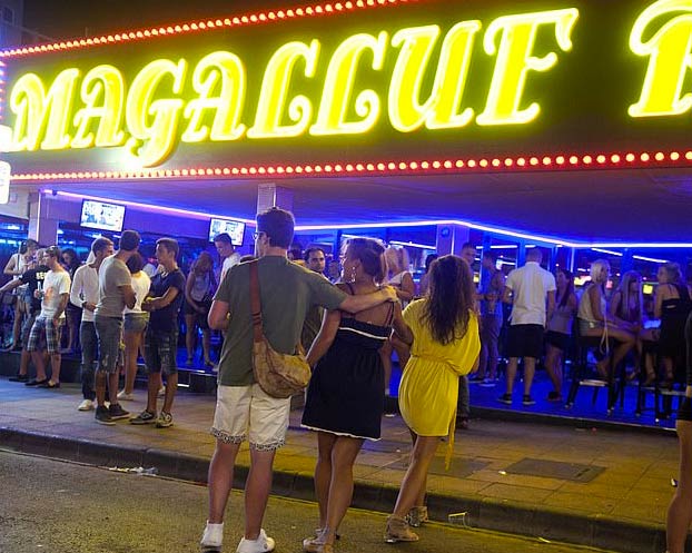 Dos turistas intentan pagar con dinero del Monopoly en un bar de Magaluf y acaban detenidos