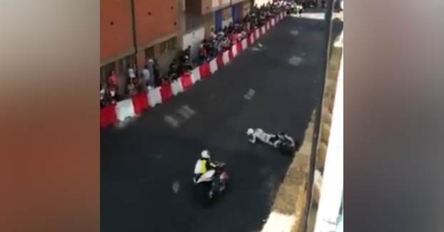 Un piloto se cae en plena carrera y otra moto le golpea en la cabeza. Ocurrió en La Bañeza, León