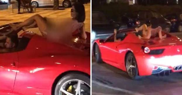 Imputan un delito penal contra el conductor de un Ferrari que llevaba a una mujer desnuda sobre el vehículo en Ibiza