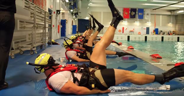 Así es cómo entrenan los nadadores de rescate la Guardia Costera de Estados Unidos