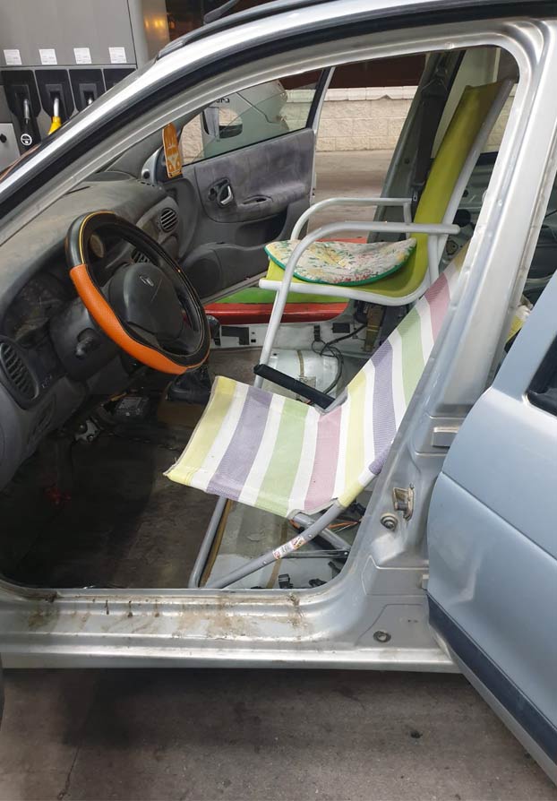 Sorprenden en Toledo a un conductor con un coche que llevaba sillas de playa en lugar de asientos