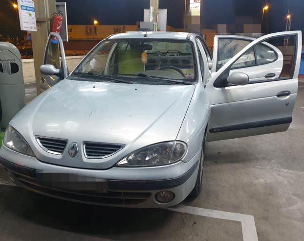 Sorprenden en Toledo a un conductor con un coche que llevaba sillas de playa en lugar de asientos