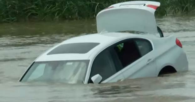 Un joven tira al río el BMW que le habían regalado sus padres porque quería un Jaguar