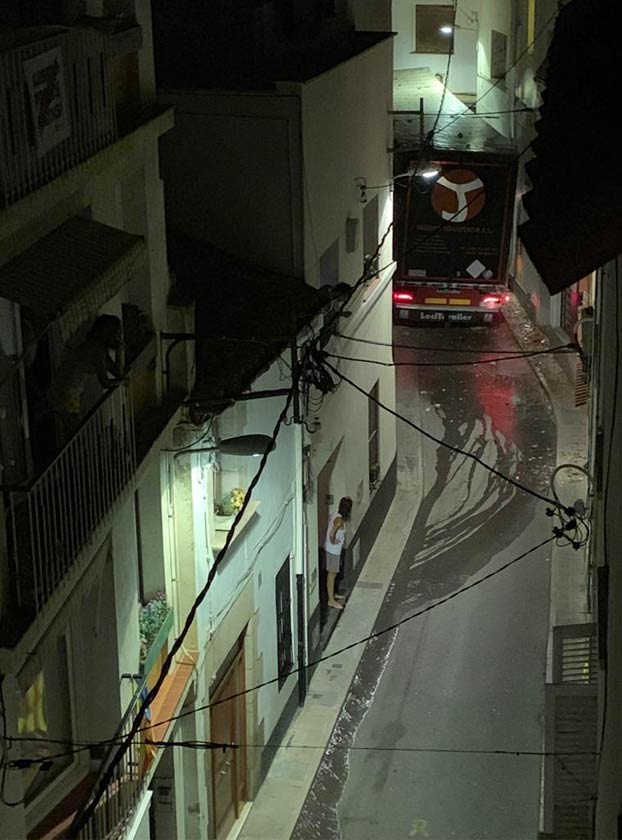 Un trailer se mete en una calle estrecha de Sant Pol de Mar y la acaba liando