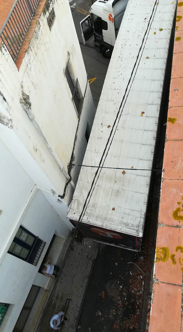 Un trailer se mete en una calle estrecha de Sant Pol de Mar y la acaba liando