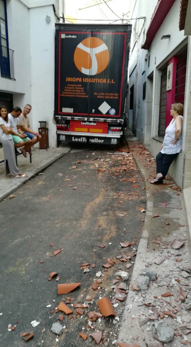 Un trailer se mete en una calle estrecha de Sant Pol de Mar y la acaba liando