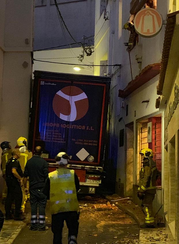 Un trailer se mete en una calle estrecha de Sant Pol de Mar y la acaba liando