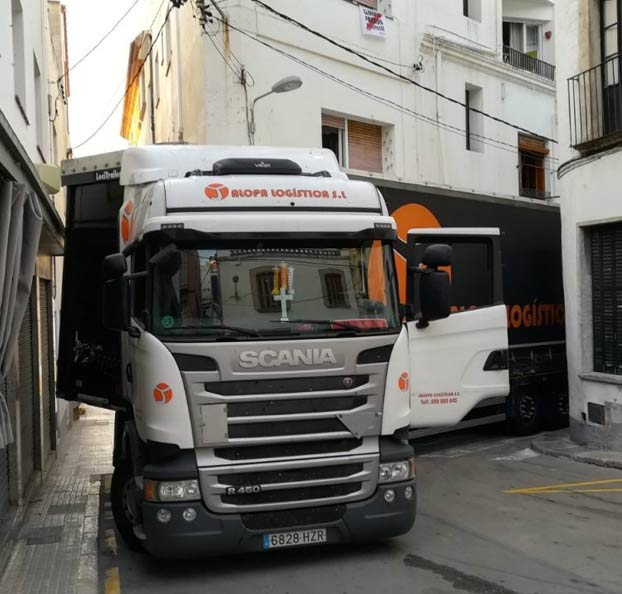 Un trailer se mete en una calle estrecha de Sant Pol de Mar y la acaba liando