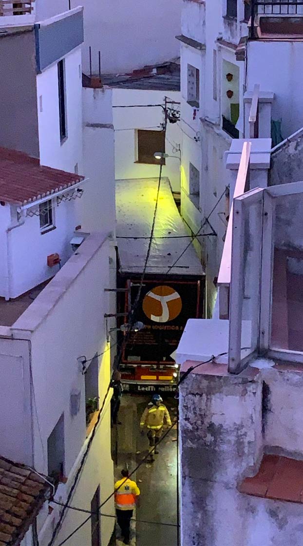 Un trailer se mete en una calle estrecha de Sant Pol de Mar y la acaba liando
