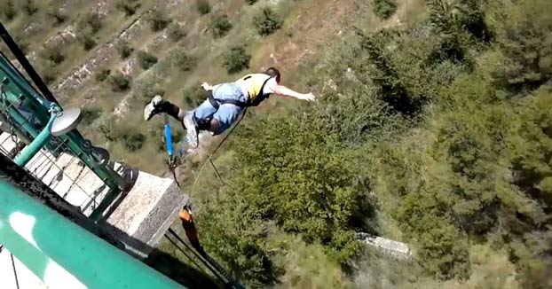 Un youtuber muere tras intentar grabar un salto en paracaídas desde una cementera en Alicante