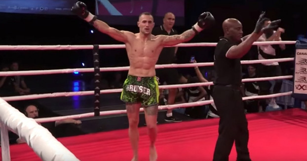 Un luchador español quedó tan aturdido después de un KO que se levantó celebrando pensando que había ganado