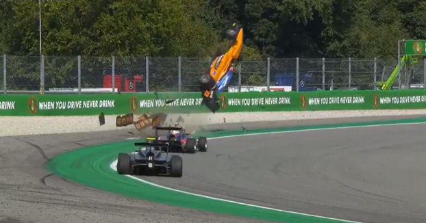Escalofriante accidente del piloto de F3 Alex Peroni en Monza tras pisar un piano disuasorio