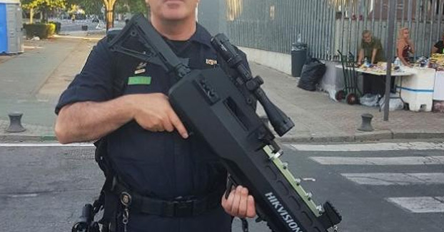 La Policía Nacional publica una foto de un agente con un arma enorme y despierta el cachondeo en las redes