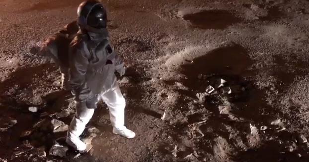 Simula ser un astronauta caminando por Marte para denunciar el mal estado de una calle