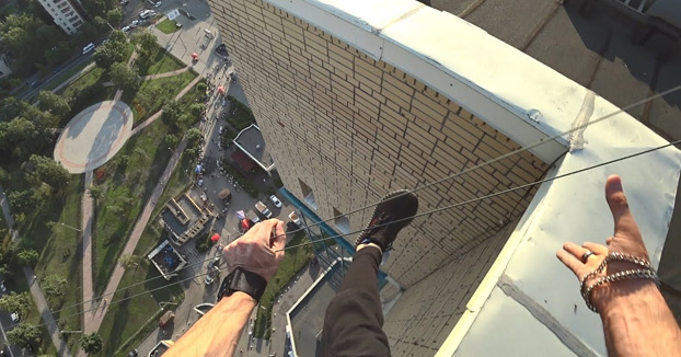 Unos cables salvan a un joven de caer al vacío mientras hacía parkour en una azotea