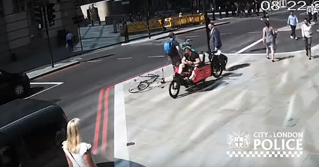 La policía busca a un ciclista que le metió un cabezazo a un peatón