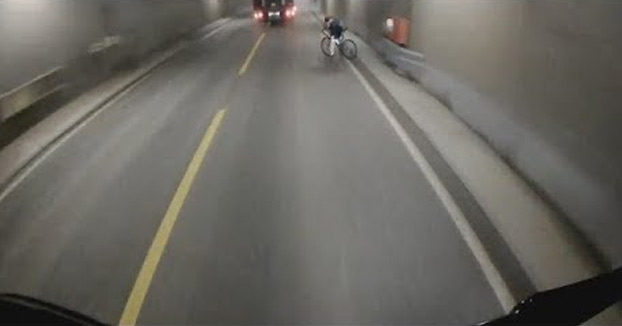 Pierde el control de la bici en un túnel y casi es arrollado por un camión