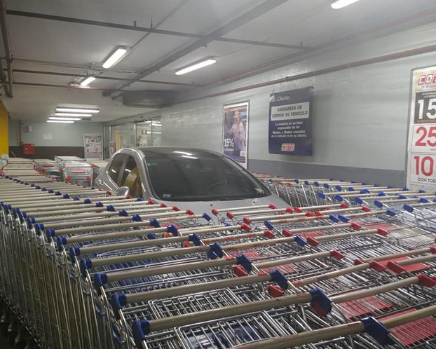 Un cliente aparca donde le da la gana en un supermercado y los empleados se vengan