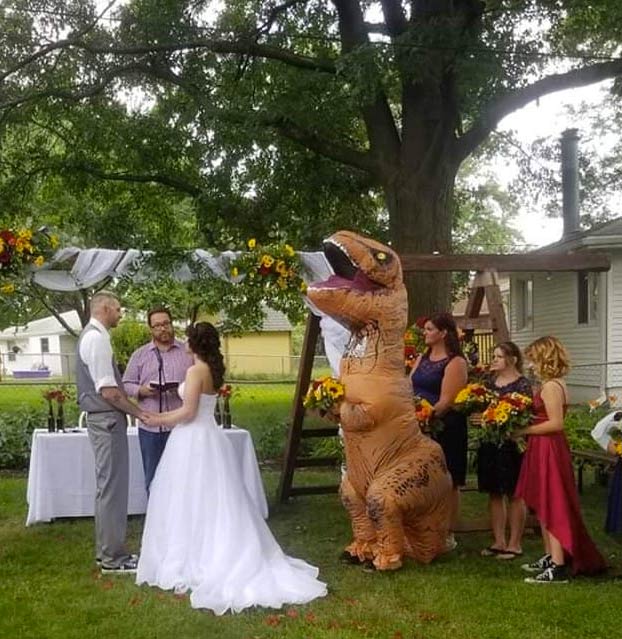 Una dama de honor se presenta a la boda de su hermana disfrazada de T-Rex