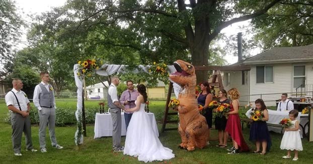 Una dama de honor se presenta a la boda de su hermana disfrazada de T-Rex