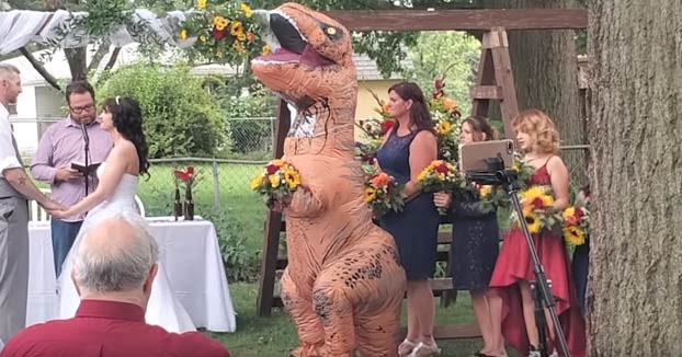 El vídeo de la dama de honor de una boda entrando vestida de T-Rex
